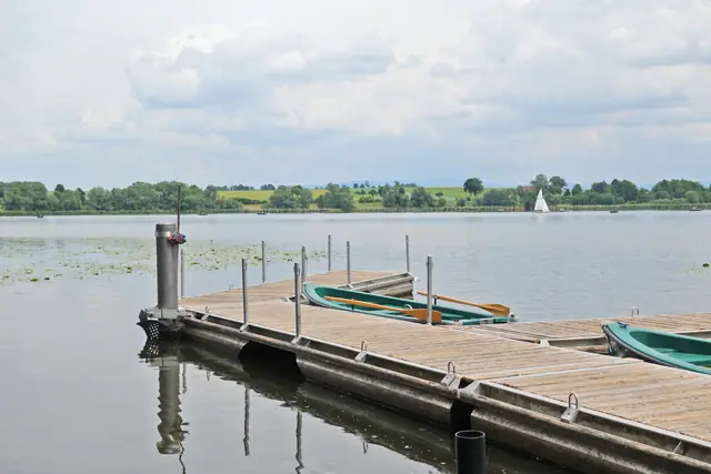 Bootssteg mit Ruderbooten am Seeburger See