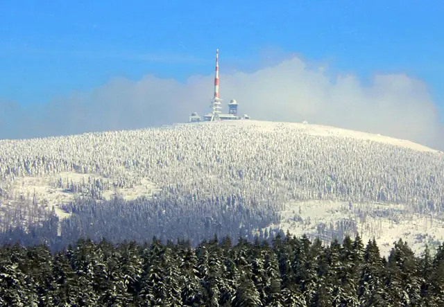 Der verschneite Brocken im Harz