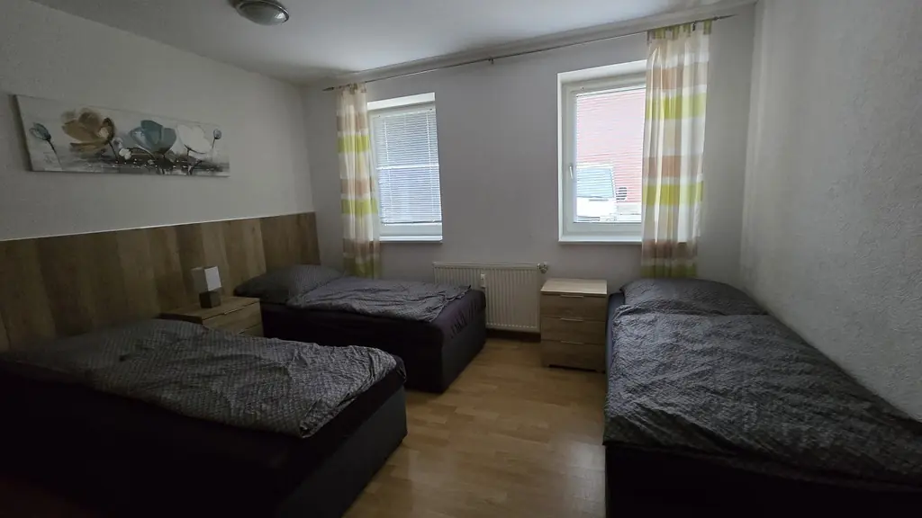 Ferienwohnung 2: Schlafzimmer mit drei Einzelbetten