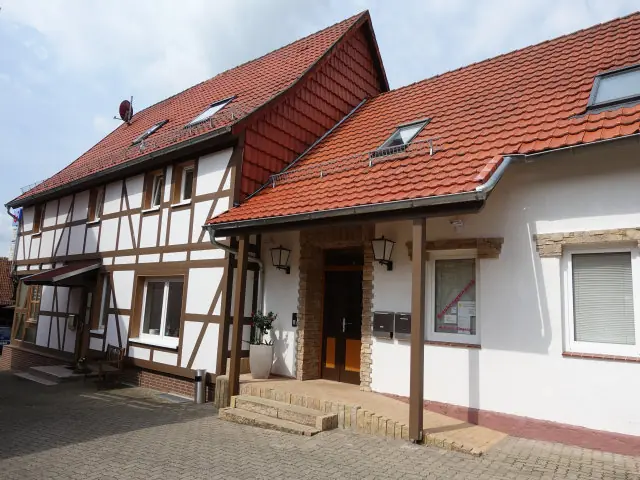 Das Fachwerkhaus in der Eichsfeldstraße in Seeburg von der Straße aus