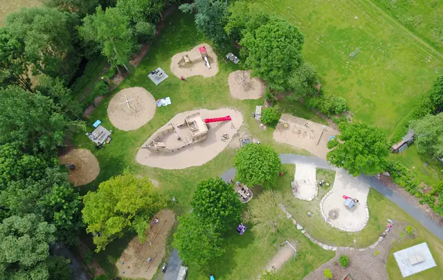 Abenteuerspielplatz in Seenähe von oben
