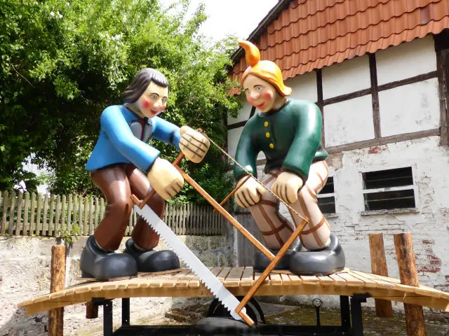 Figuren von Max und Moritz an der Wilhelm-Busch-Mühle in Ebergötzen